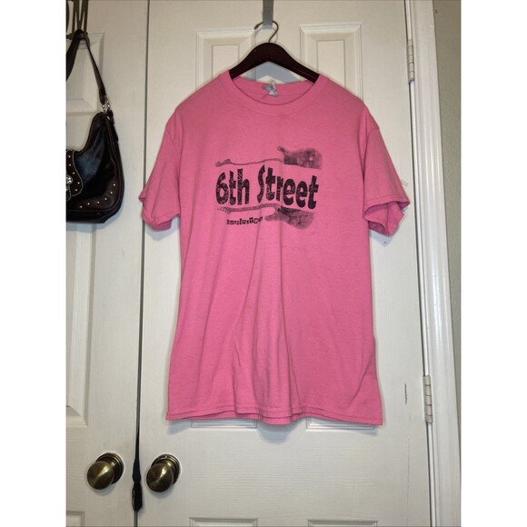 6th Street Austin Texas Graphic Tee Size L Pink Gildan Unisex Souvenir Shirt - Picture 1 of 6